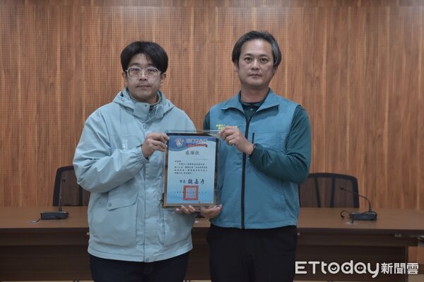 ▲▼張榮發基金會於花蓮市公所三樓會議室，親自頒贈火災慰問金給11名受災戶。（圖／花蓮市公所提供，下同）