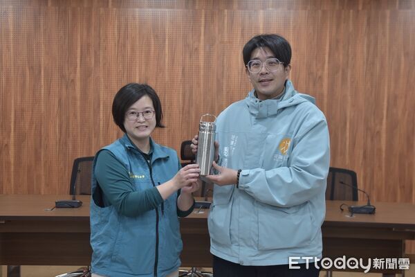 ▲▼張榮發基金會於花蓮市公所三樓會議室，親自頒贈火災慰問金給11名受災戶。（圖／花蓮市公所提供，下同）