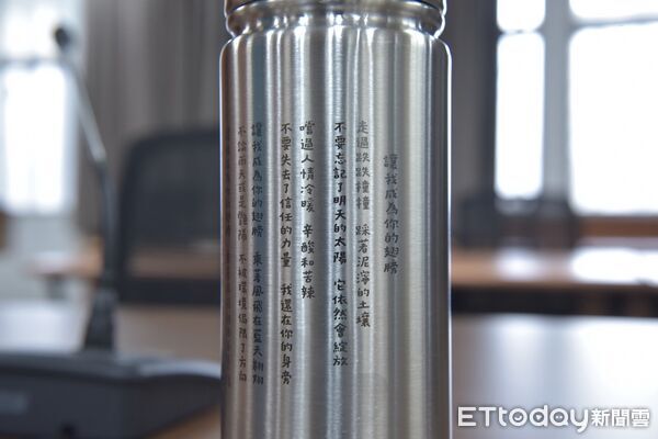 ▲▼張榮發基金會於花蓮市公所三樓會議室，親自頒贈火災慰問金給11名受災戶。（圖／花蓮市公所提供，下同）