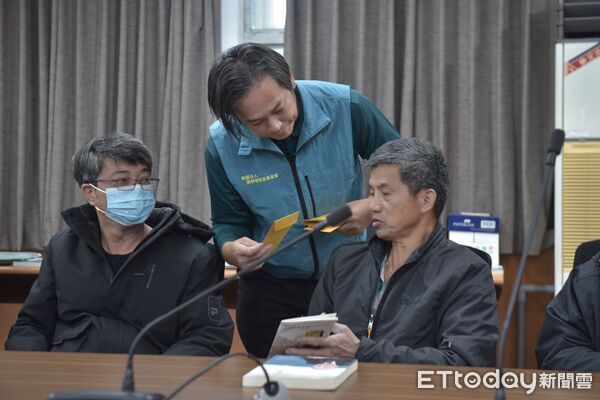 ▲▼張榮發基金會於花蓮市公所三樓會議室，親自頒贈火災慰問金給11名受災戶。（圖／花蓮市公所提供，下同）