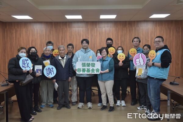 ▲▼張榮發基金會於花蓮市公所三樓會議室，親自頒贈火災慰問金給11名受災戶。（圖／花蓮市公所提供，下同）