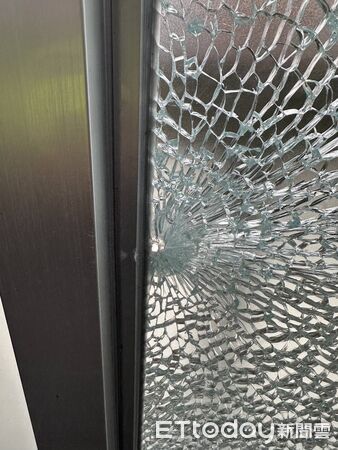 ▲▼             屏東一間超商遭人開槍，整片玻璃碎裂。（圖／記者陳崑福翻攝，下同）