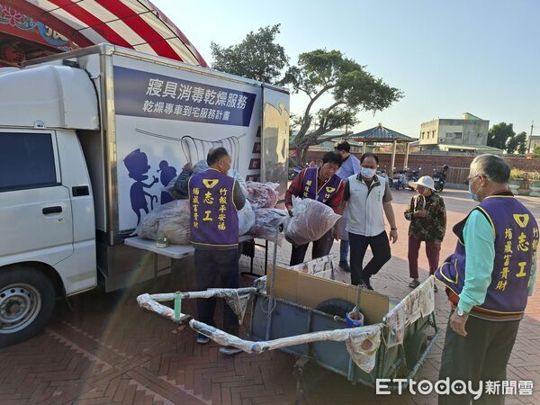 ▲台南市社會局攜手慈揚基金會前進鹽水竹林里社區據點，提供乾燥車服務年前送暖。（圖／記者林東良翻攝，下同）