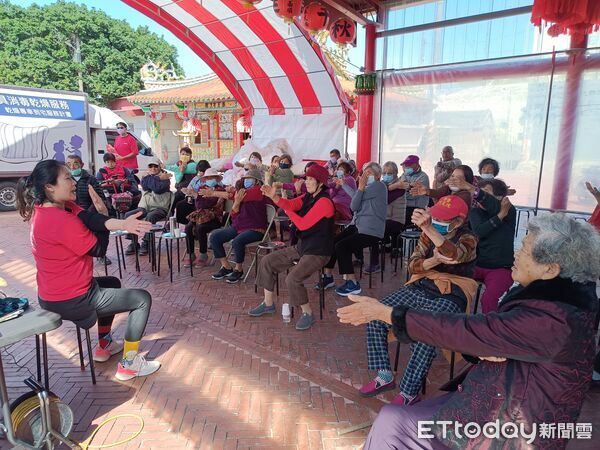 ▲台南市社會局攜手慈揚基金會前進鹽水竹林里社區據點，提供乾燥車服務年前送暖。（圖／記者林東良翻攝，下同）