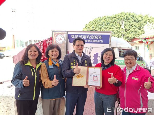 ▲台南市社會局攜手慈揚基金會前進鹽水竹林里社區據點，提供乾燥車服務年前送暖。（圖／記者林東良翻攝，下同）