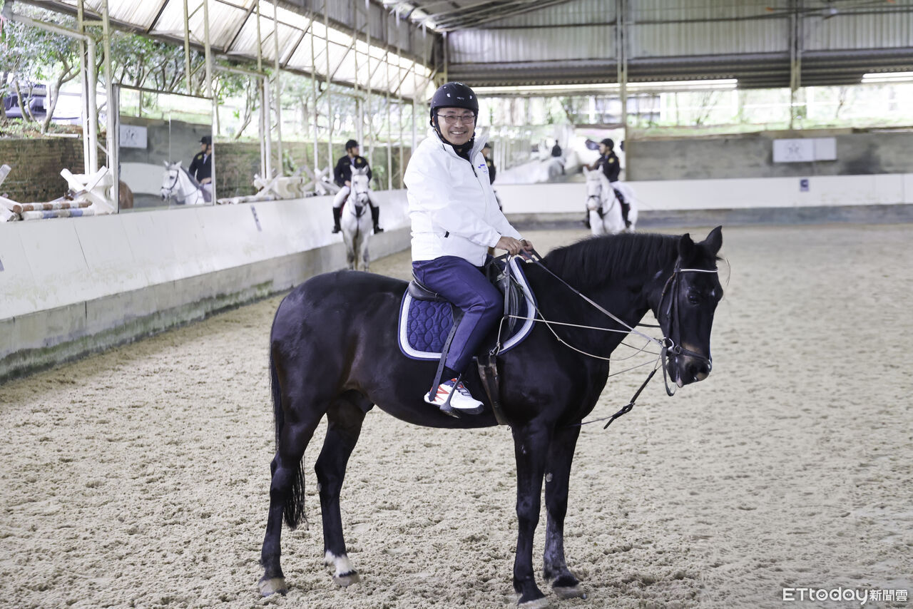 侯友宜化身一日騎警 首次與「卡通」近距離接觸萌翻全場