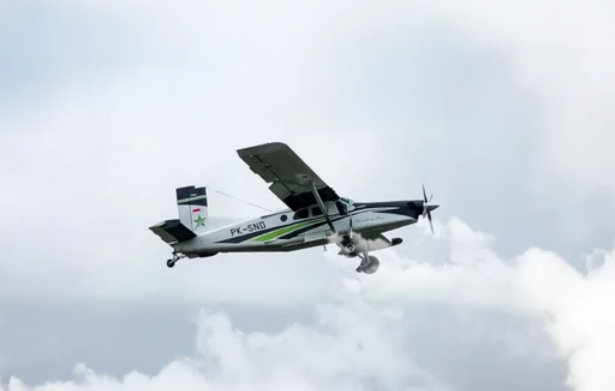 ▲▼印尼客機「遭武裝份子槍擊」墜機！2死11失蹤。（圖／Instagram／@smart.cakrawala.aviation）