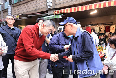 謝國樑2市場發1元紅包　民眾排隊搶沾喜氣