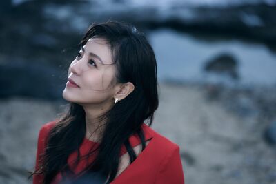 驚見紅衣女子走入海裡…路人嚇傻急阻止　身分曝光竟是超大咖天后