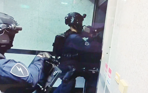 ▲平鎮警方今天凌晨出動霹靂特警在環南二段某商辦大樓攻堅。（圖／平鎮警方提供）