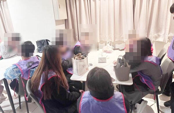 ▲平鎮警方今天凌晨出動霹靂特警在環南二段某商辦大樓藏百家樂職業賭場，賭客們當場嚇壞。（圖／平鎮警方提供）