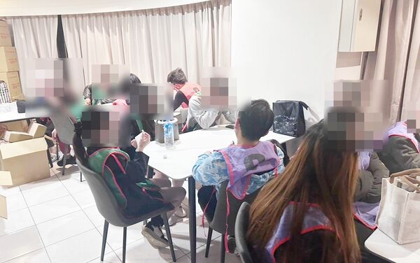 ▲平鎮警方今天凌晨出動霹靂特警察或暗藏在環南二段某商辦大樓藏百家樂職業賭場，賭客等候警方偵訊。（圖／平鎮警方提供）