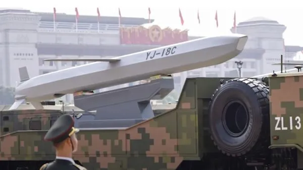 ▲▼鷹擊-18C隱身對陸攻擊巡航導彈首度在2025年北京九三大閱兵中亮相。（圖／翻攝自新浪軍事）