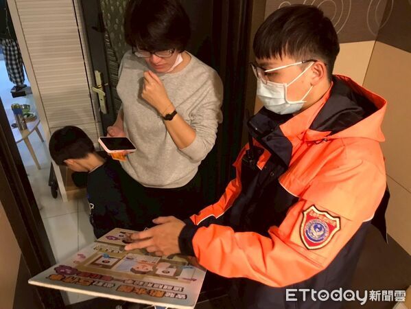 ▲東門分隊消防人員逐戶叩門，向住戶解說「年節防火五要訣」。（圖／記者林東良翻攝，下同）