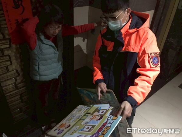 ▲東門分隊消防人員逐戶叩門，向住戶解說「年節防火五要訣」。（圖／記者林東良翻攝，下同）