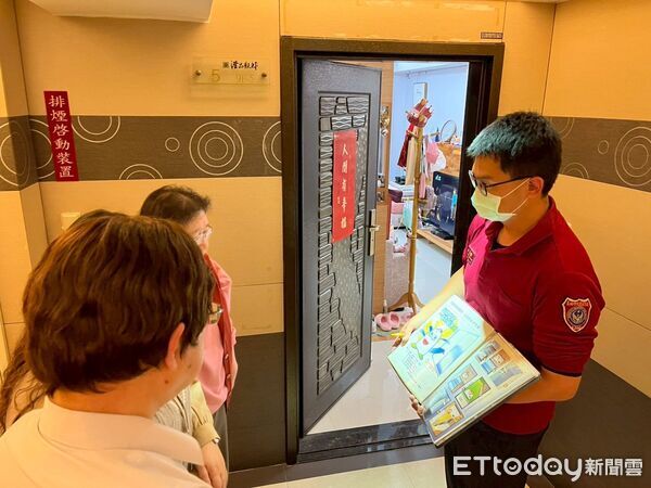 ▲東門分隊消防人員逐戶叩門，向住戶解說「年節防火五要訣」。（圖／記者林東良翻攝，下同）