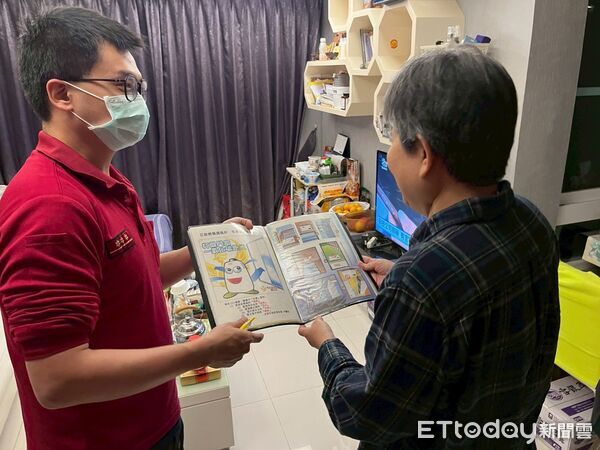 ▲東門分隊消防人員逐戶叩門，向住戶解說「年節防火五要訣」。（圖／記者林東良翻攝，下同）