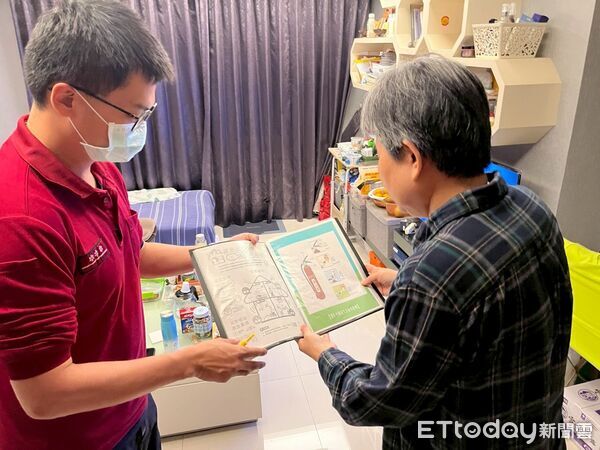 ▲東門分隊消防人員逐戶叩門，向住戶解說「年節防火五要訣」。（圖／記者林東良翻攝，下同）