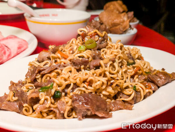 ▲民生輝轉型改賣麻辣鍋　主打「連湯底都能喝」的台式溫柔。（圖／記者黃士原攝）