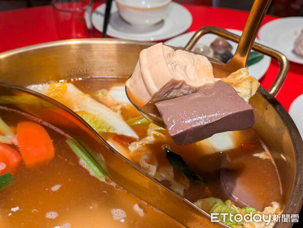 ▲民生輝轉型改賣麻辣鍋　主打「連湯底都能喝」的台式溫柔。（圖／記者黃士原攝）