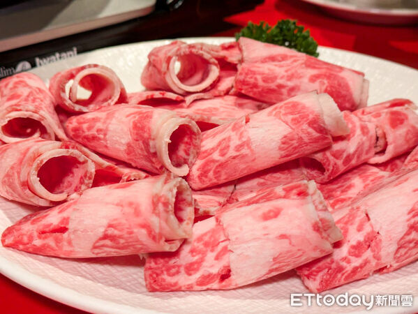 ▲民生輝轉型改賣麻辣鍋　主打「連湯底都能喝」的台式溫柔。（圖／記者黃士原攝）