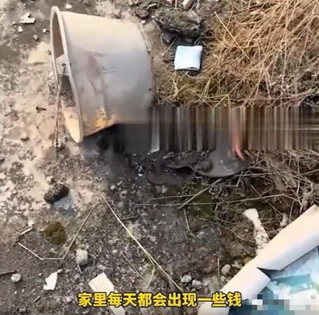 ▲▼四川女子拜拜後家門口竟連續「掉錢」。（圖／翻攝微博）