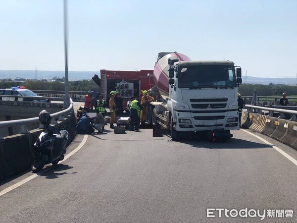 ▲▼烏日溪南橋發生死亡車禍，混凝土車輾壓機車1死1傷。（圖／民眾提供）