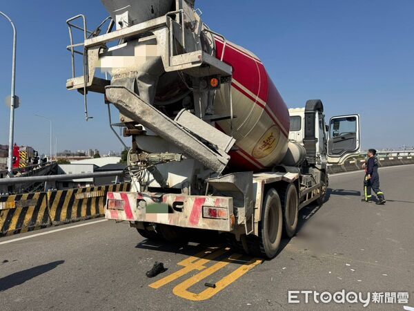 ▲▼烏日溪南橋發生死亡車禍，混凝土車輾壓機車1死1傷。（圖／民眾提供）