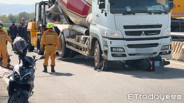 ▲▼烏日溪南橋發生死亡車禍，混凝土車輾壓機車1死1傷。（圖／民眾提供）