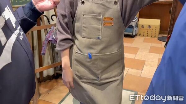 ▲2鼠天花板幹架雙墜落！客目睹巨鼠竄逃嚇壞。（圖／記者郭世賢翻攝）