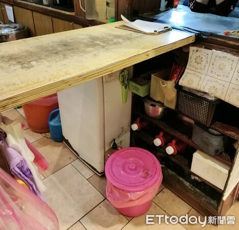 ▲2鼠天花板幹架雙墜落！客目睹巨鼠竄逃嚇壞。（圖／記者郭世賢翻攝）