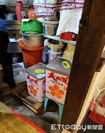 ▲2鼠天花板幹架雙墜落！客目睹巨鼠竄逃嚇壞。（圖／記者郭世賢翻攝）