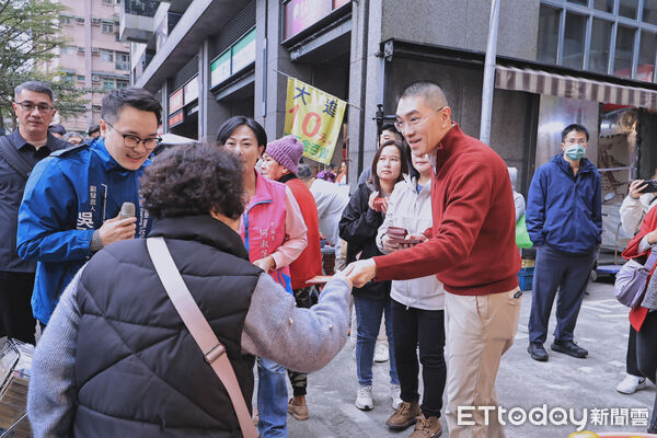 ▲謝國樑走訪2市場發1元紅包 民眾排隊搶沾喜氣。（圖／記者郭世賢翻攝）