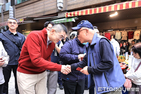 ▲謝國樑走訪2市場發1元紅包 民眾排隊搶沾喜氣。（圖／記者郭世賢翻攝）