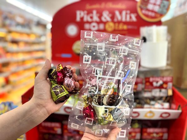 ▲▼7-ELEVEN全台限定200間門市推出「秤重精品巧克力」。（圖／業者提供）