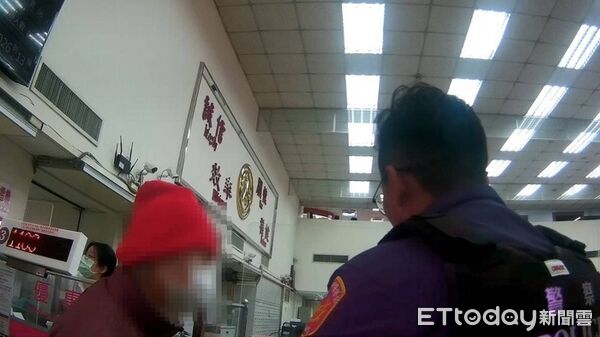 ▲林姓婦人誤信網路醫師欲匯款購買藥品警方獲報趕往勸阻。（圖／桃園警分局提供）