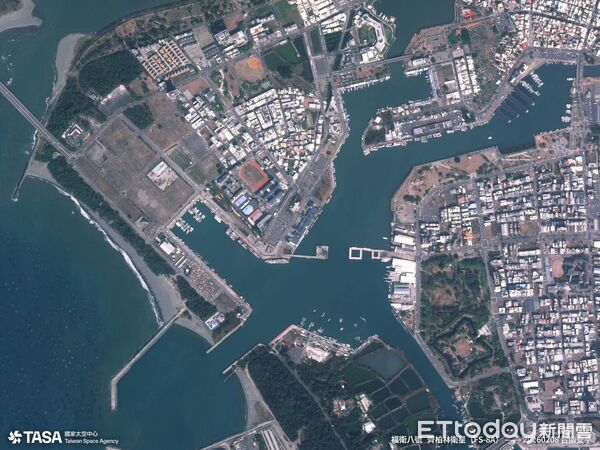 ▲福衛八號星系首顆「齊柏林衛星」拍攝到台南安平城市景觀。（圖／記者林東良翻攝）