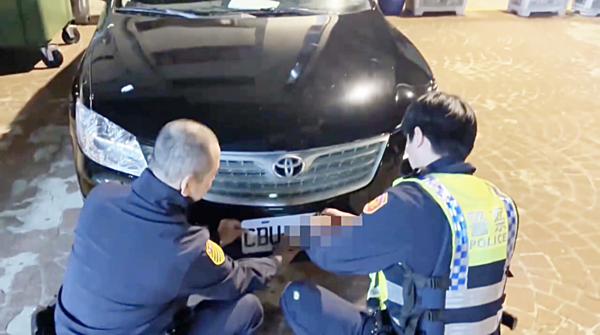 ▲桃園市警局交通大隊昨晚在蘆竹區文中路取締酒駕勤務時，查出越南籍范姓駕駛無照駕駛，當場吊扣牌照。（圖／市警局交通大隊提供）