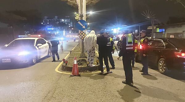 ▲桃園市警局交通大隊昨晚在蘆竹區文中路實施取締酒駕勤務。（圖／市警局交通大隊提供）