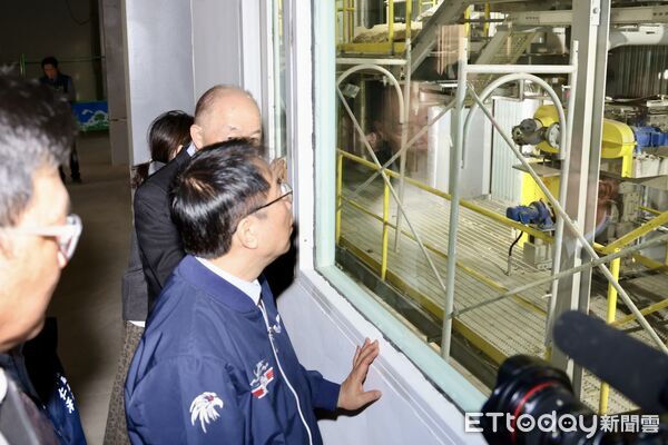 ▲台南市長黃偉哲主持城西垃圾焚化廠更新爐點火儀式，宣告邁入試運轉階段。（圖／記者林東良翻攝，下同）