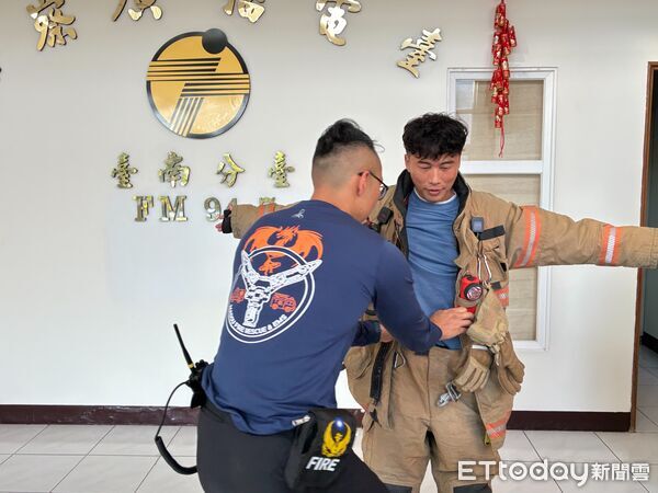 ▲南消麻豆分隊攜手警察廣播電台台南分台進行LIVE宣導，強化春節居家防火觀念。（圖／記者林東良翻攝，下同）