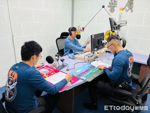 ▲南消麻豆分隊攜手警察廣播電台台南分台進行LIVE宣導，強化春節居家防火觀念。（圖／記者林東良翻攝，下同）