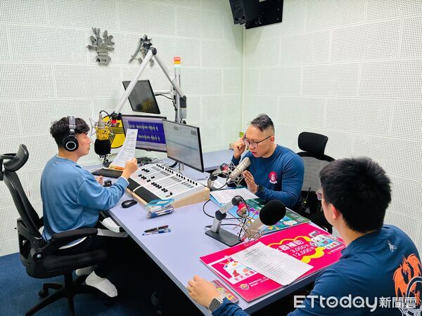 ▲南消麻豆分隊攜手警察廣播電台台南分台進行LIVE宣導，強化春節居家防火觀念。（圖／記者林東良翻攝，下同）