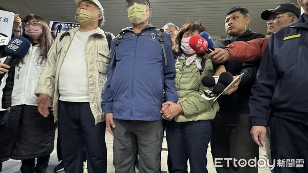 ▲▼             新北市土城警分局清水派出所前所長劉宗鑫遭女毒蟲陳嘉瑩拖行殉職，一審判處陳女死刑，家屬3鞠躬感謝。（圖／記者陳以昇攝，下同）