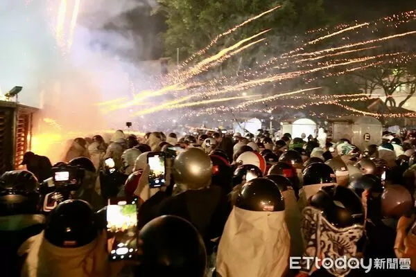 ▲鹽水蜂炮屬高密度、高風險民俗活動，市府強化安全管理與應變機制。（圖／記者林東良翻攝，下同）