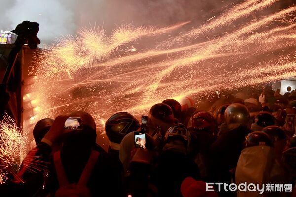 ▲鹽水蜂炮屬高密度、高風險民俗活動，市府強化安全管理與應變機制。（圖／記者林東良翻攝，下同）