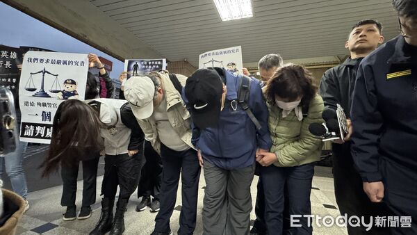 ▲新北市土城警分局清水派出所前所長劉宗鑫遭毒蟲拖行身亡，國民法官今判陳姓女毒蟲死刑，家屬鞠躬致謝。（圖／記者陳以昇攝，下同）