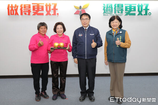 ▲台南市長黃偉哲於市政會議表揚社會局與家防中心團隊，肯定社安網服務成果。（圖／記者林東良翻攝，下同）