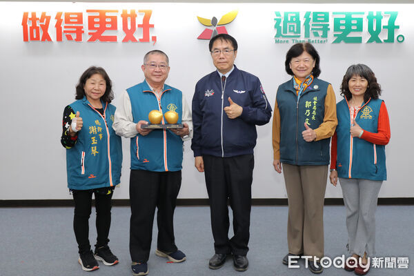 ▲台南市長黃偉哲於市政會議表揚社會局與家防中心團隊，肯定社安網服務成果。（圖／記者林東良翻攝，下同）