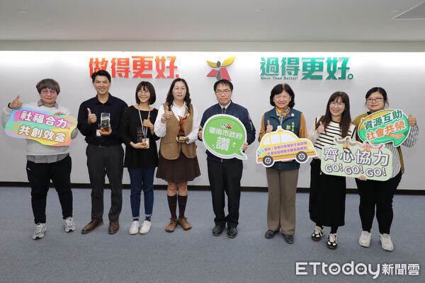 ▲台南市長黃偉哲於市政會議表揚社會局與家防中心團隊，肯定社安網服務成果。（圖／記者林東良翻攝，下同）